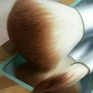 NEW 2 pack- 1 foundation and 1 Powder brush